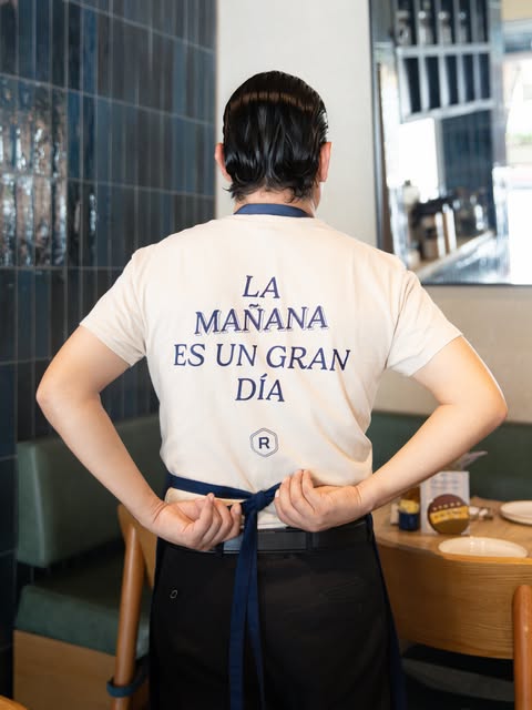 Equipo REINA con uniforme de marca